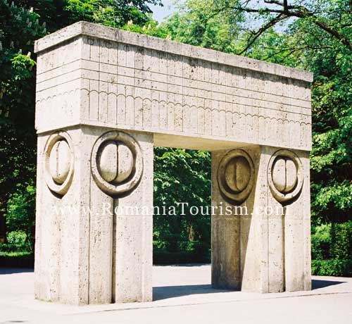 Constantin Brancusi - The Gate of Kiss (Targu-Jiu, Romania)