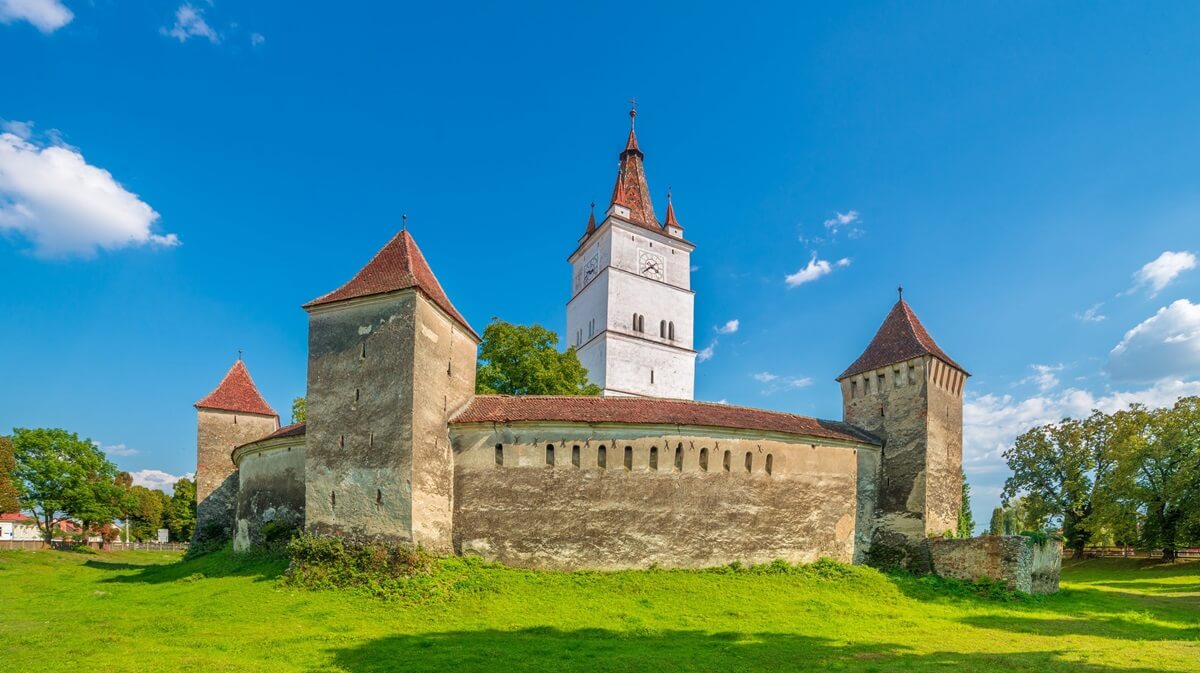 Ufortyfikowany Kościół Prejmerów w murach obronnych Siedmiogrodu