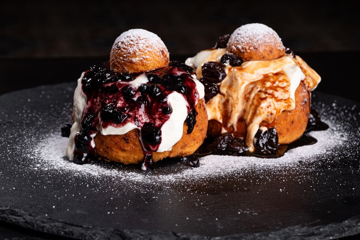 papanasi-Frittierte-Bauern-Käse-Doughnuts-Romanian-Dessert
