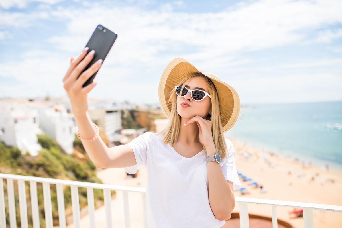 girl-w-sunglasses-making-selfie-sea.jpg