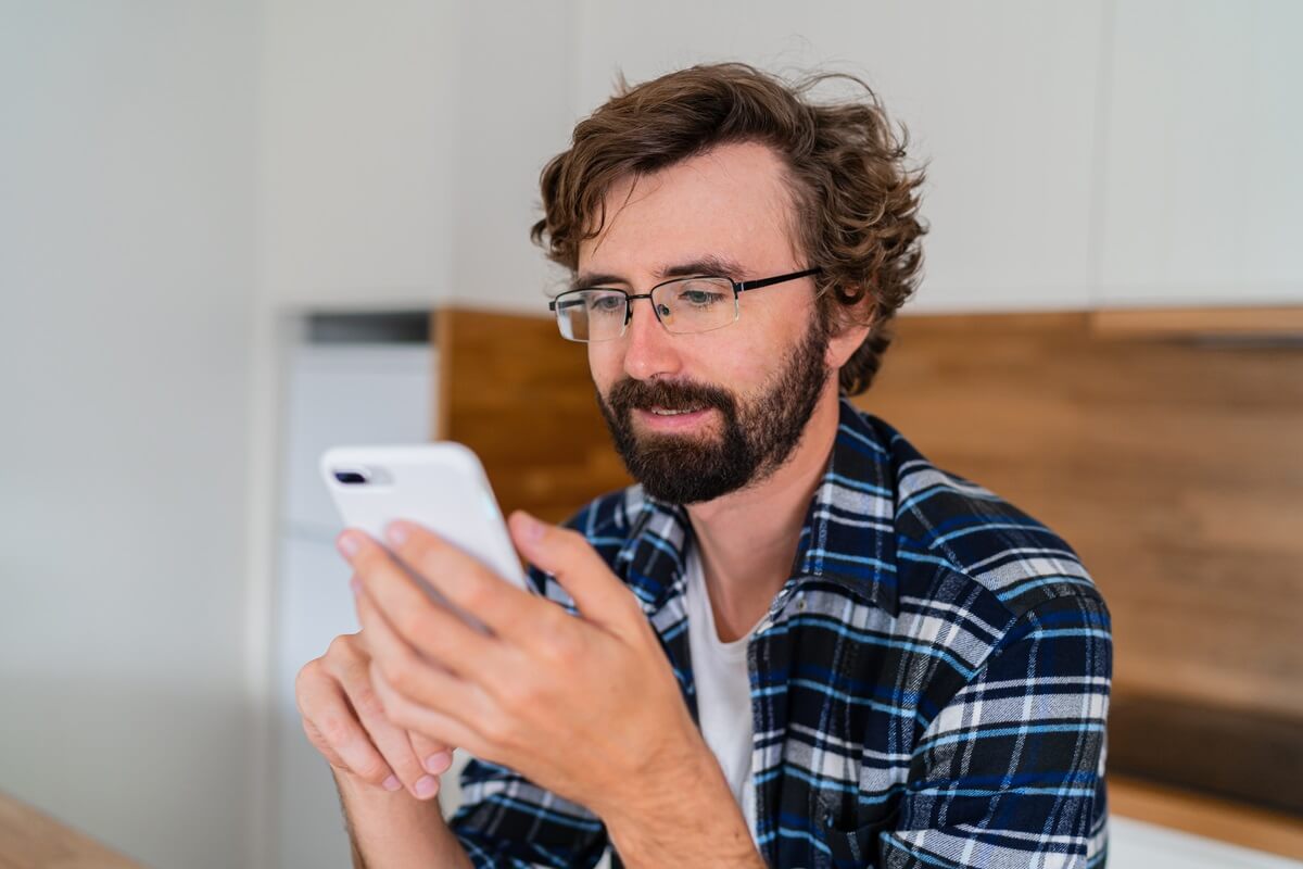 homme-utilisateur-téléphone mobile