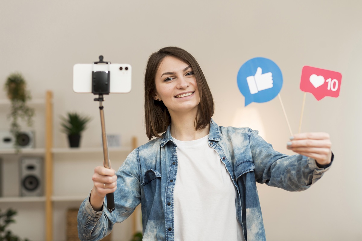 portrait-blogger-recording-herself-home.jpg