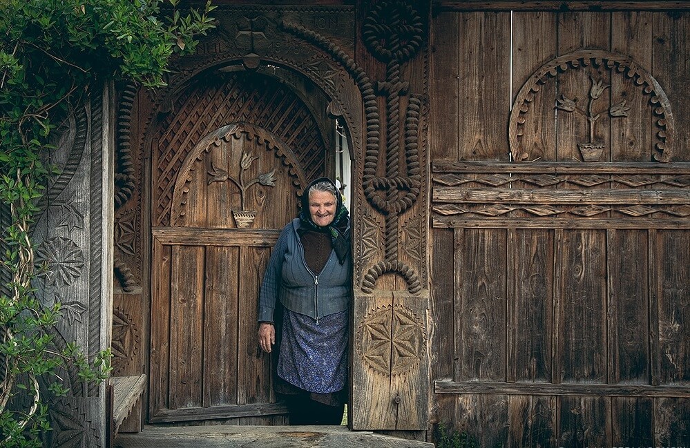 Geschnitztes Holztor im Dorf Maramures Region