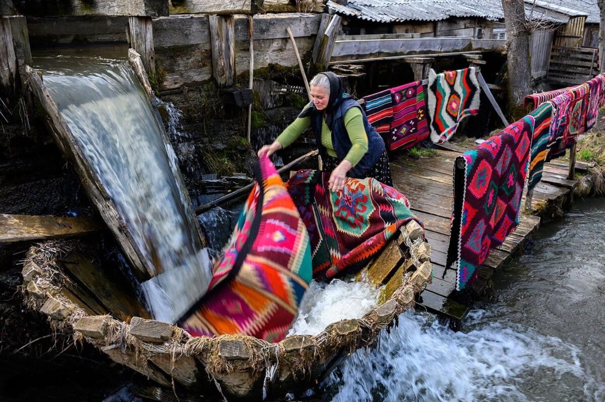 valtoare-traditionelles-textiles-waschsystem-in-maramures-region