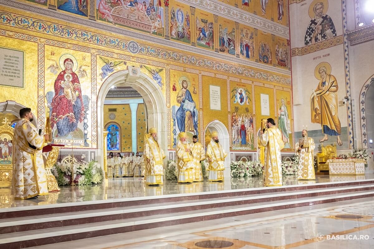 bucharest - national - cathedral -iconostasis - close - up