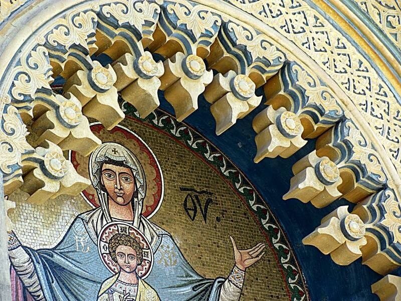 Décorations extérieures de la cathédrale de Curtea de Arges