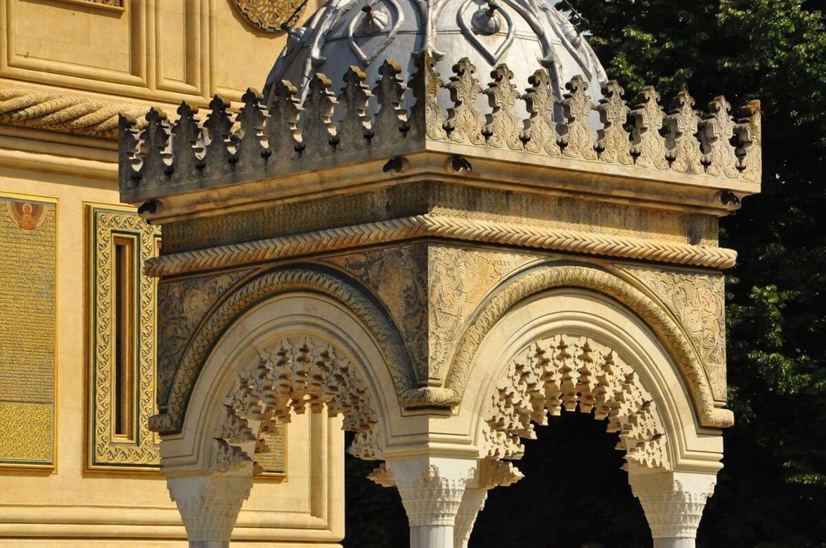 Pavillon avant de la cathédrale de Curtea de Arges