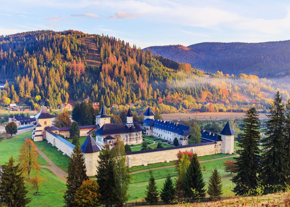 Klasztor Sucevita w regionie Bucovina - widok z lotu ptaka