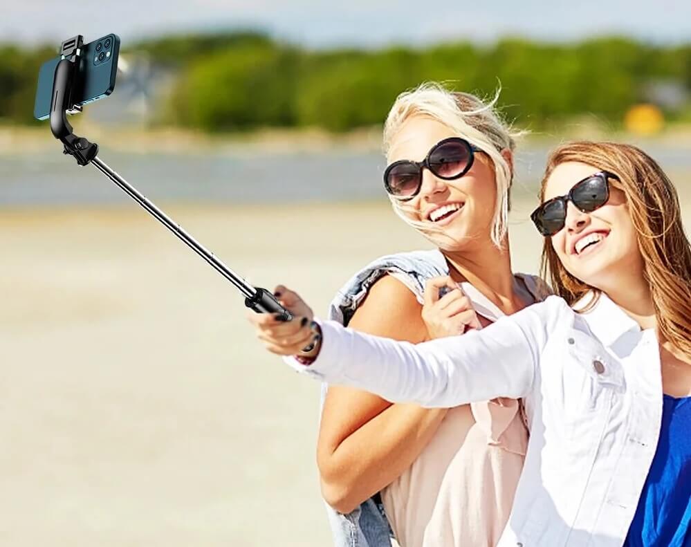 مسافرون يلتقطون صورًا ذاتية