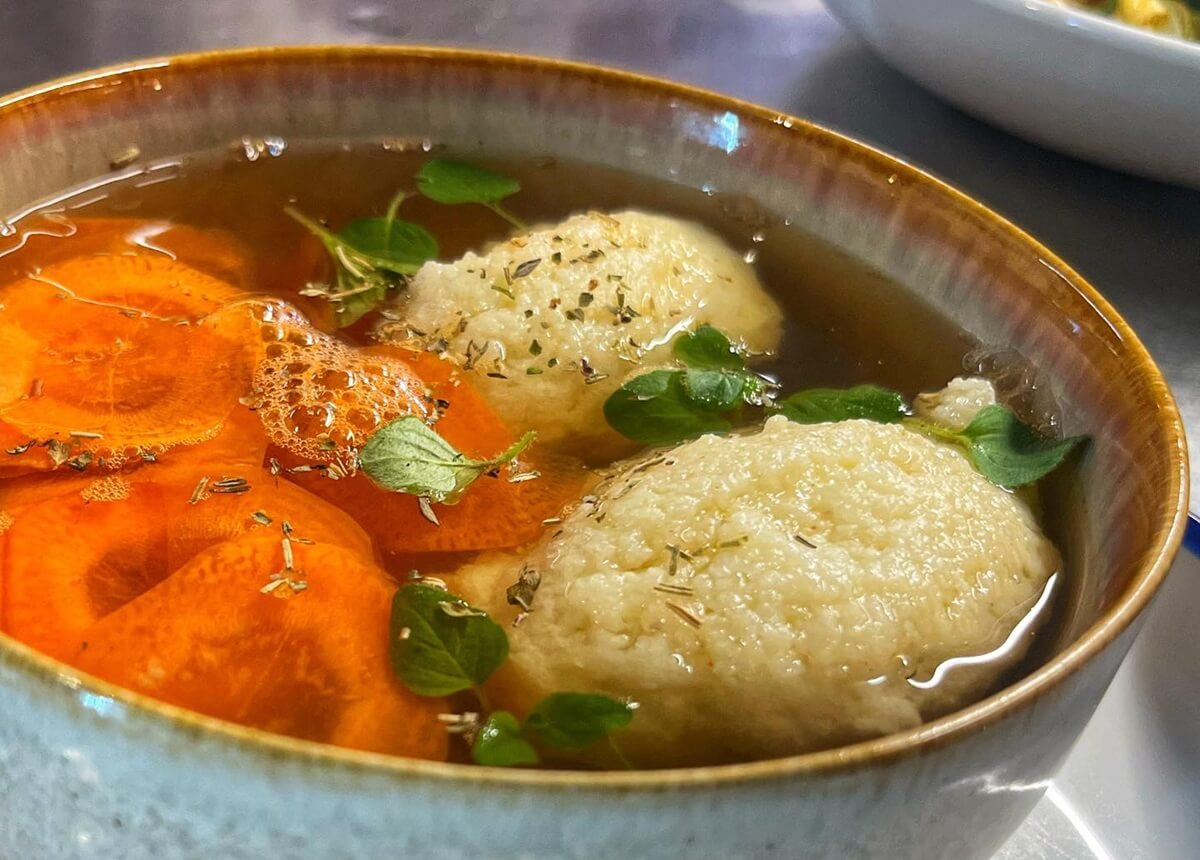 bolinhos de sopa de galinha com semolina