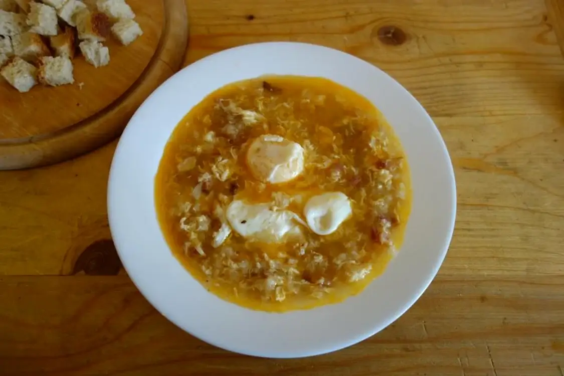 Siebenbürgen-Eierfleischbrühe und Brotsuppe